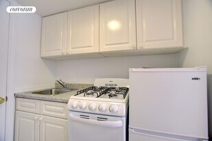 104 W 80th St in New York, NY - Building Photo