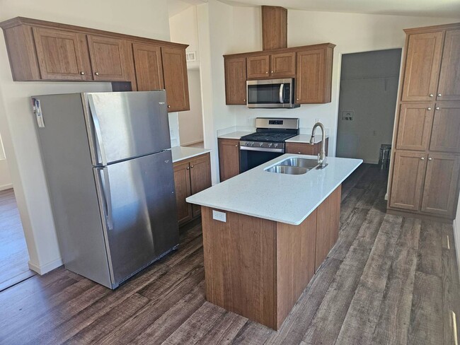 573 E Sullivan St in Coalinga, CA - Building Photo - Building Photo