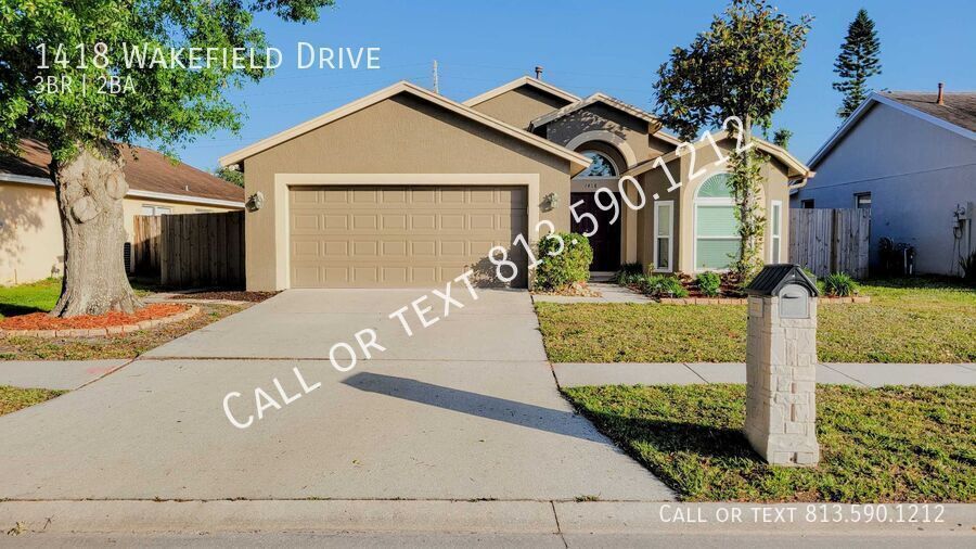 1418 Wakefield Dr in Brandon, FL - Building Photo