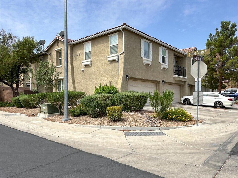 1323 Grass Creek Ave in Henderson, NV - Building Photo