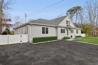 4 Chestnut Ln in East Quogue, NY - Building Photo - Building Photo