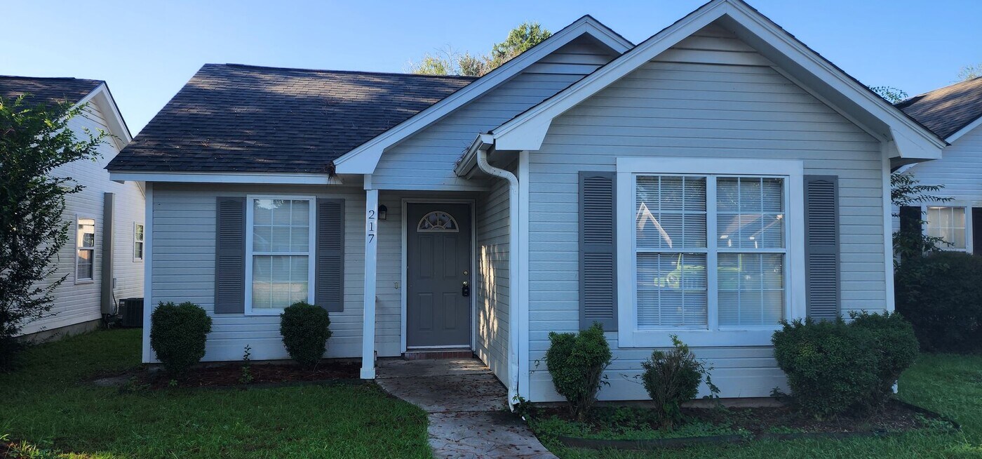 217 Blue Pool Dr in Valdosta, GA - Foto de edificio