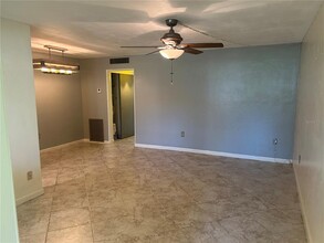 445 32nd Ave N in St. Petersburg, FL - Foto de edificio - Building Photo