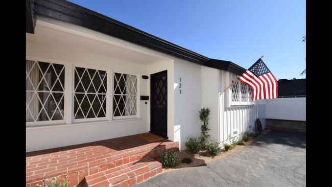 property at 121 Vía Los Altos