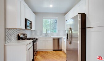 5557 W 6th St in Los Angeles, CA - Building Photo