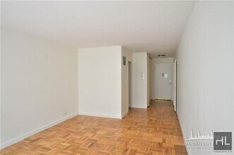 EAST 49 STREET in New York, NY - Building Photo - Building Photo