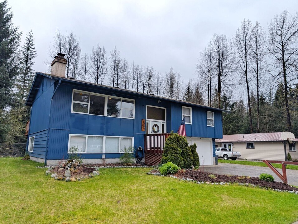 8221 Birch Ln in Juneau, AK - Building Photo