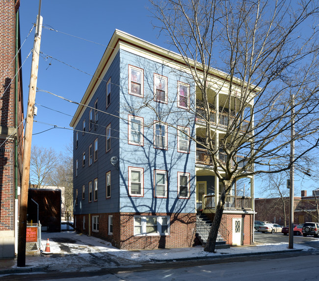 8 White Ave in Brockton, MA - Foto de edificio - Building Photo