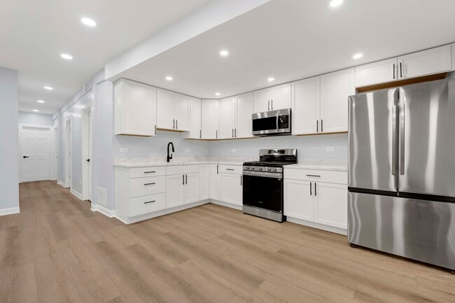 2329 N Geneva Terrace in Chicago, IL - Building Photo - Building Photo