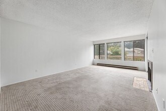 17303 Spanaway Loop Rd S in Spanaway, WA - Foto de edificio - Building Photo