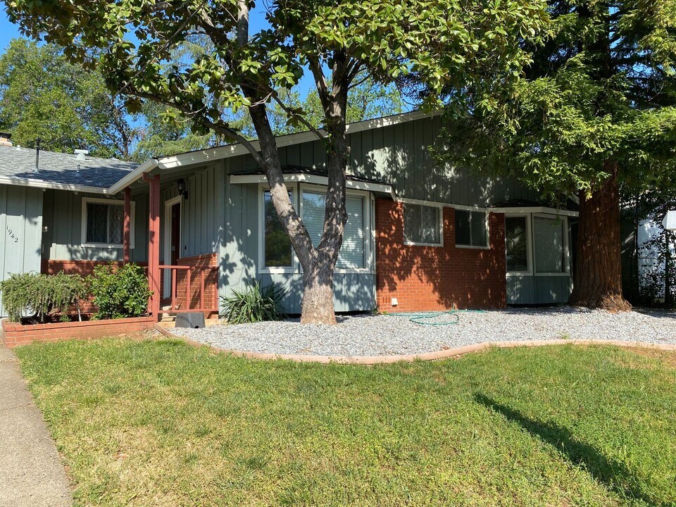 1942 Lindeena Ln in Redding, CA - Building Photo