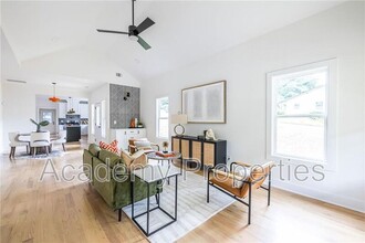 63 Holly Rd NW in Atlanta, GA - Foto de edificio - Building Photo