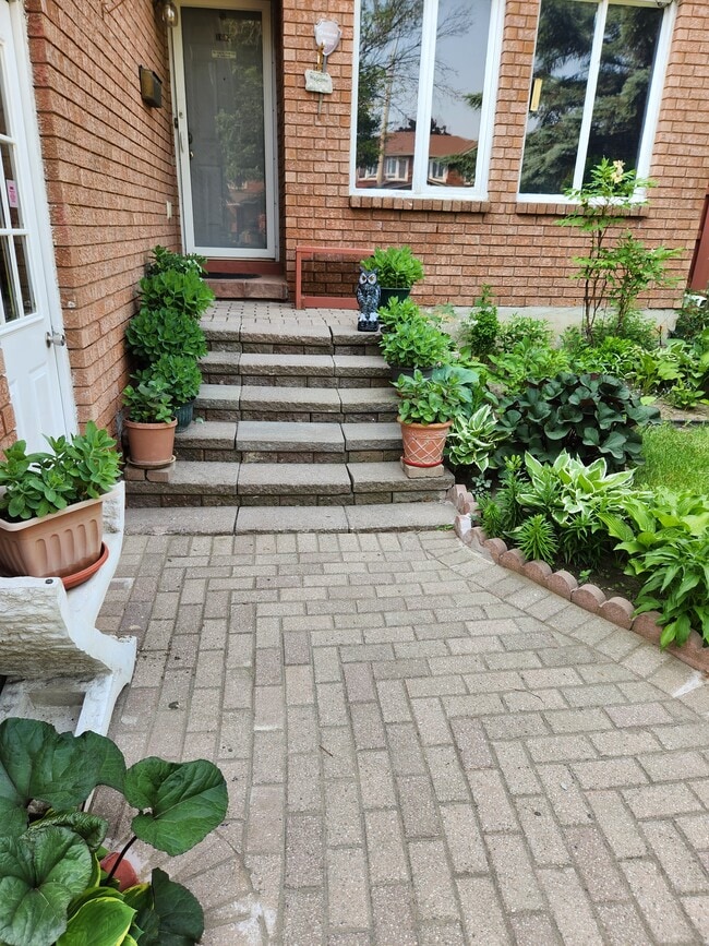 1603 Baggins St in Pickering, ON - Building Photo - Building Photo