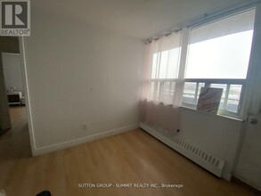 3065-3065 Queen Frederica Dr in Mississauga, ON - Building Photo - Building Photo