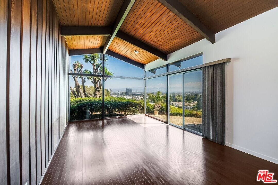5961 Wrightcrest Dr in Culver City, CA - Building Photo