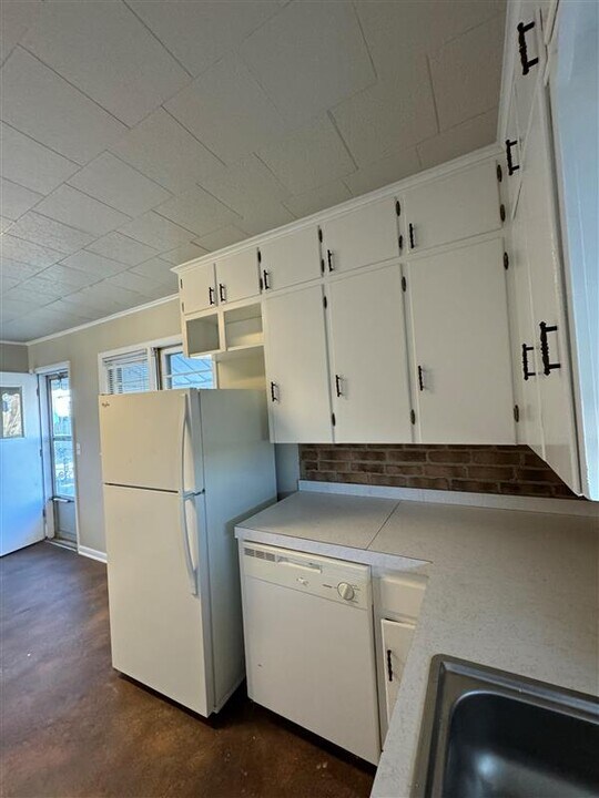 1002 S Main St in Bentonville, AR - Building Photo