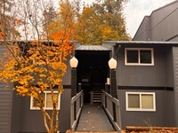 Forest Village Apartments in Eugene, OR - Foto de edificio - Building Photo