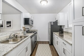 Gull Prairie/Gull Run Apartments and Townhomes in Kalamazoo, MI - Building Photo - Building Photo