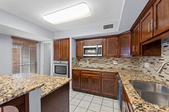 11111 Midhurst Dr in Houston, TX - Building Photo - Building Photo