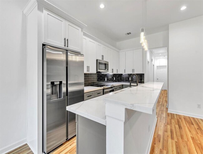 7323 Iwo Jima Rd-Unit -B in Houston, TX - Building Photo - Building Photo