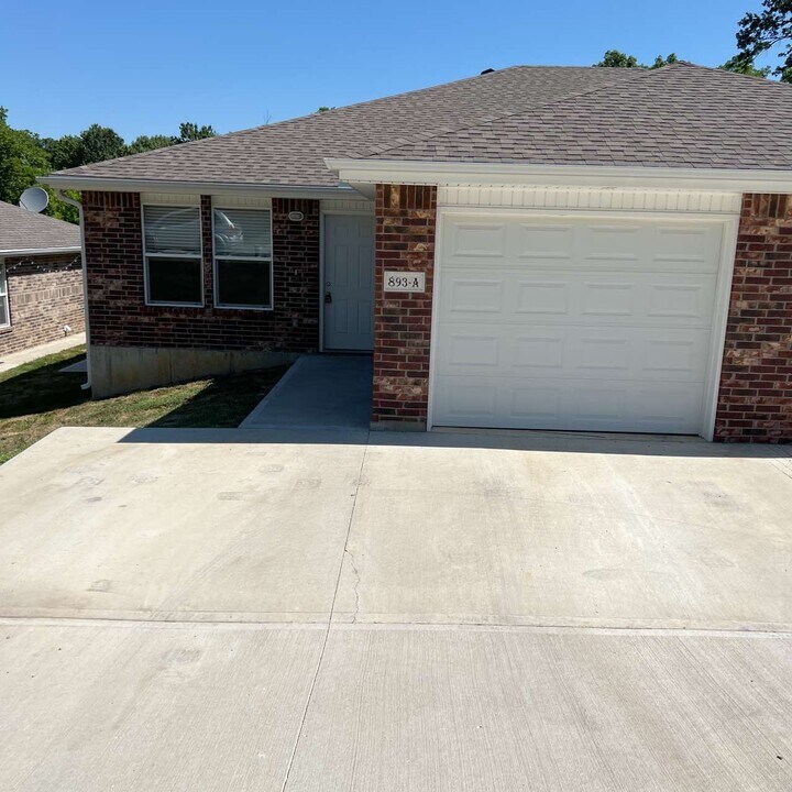 893 W Gay St in Warrensburg, MO - Building Photo