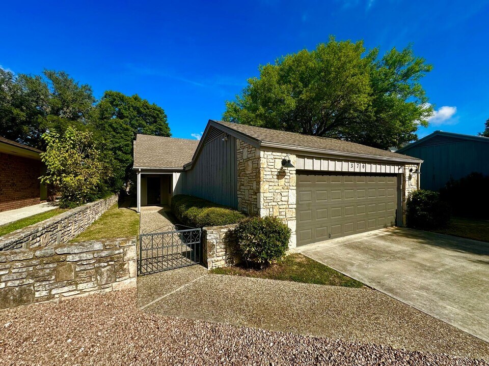 370 Englewood Dr in Kerrville, TX - Building Photo