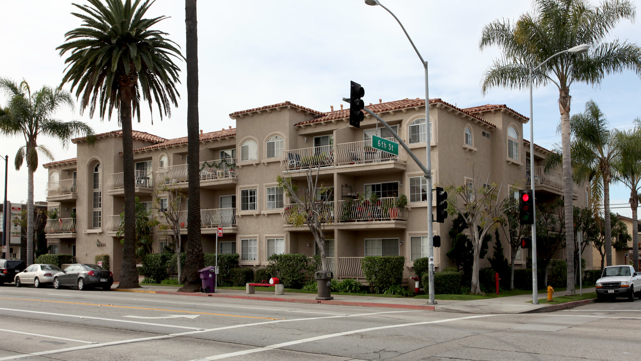 555 Redondo Apartments in Long Beach, CA - Foto de edificio