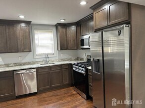 242 Grove St in Woodbridge Township, NJ - Building Photo - Building Photo