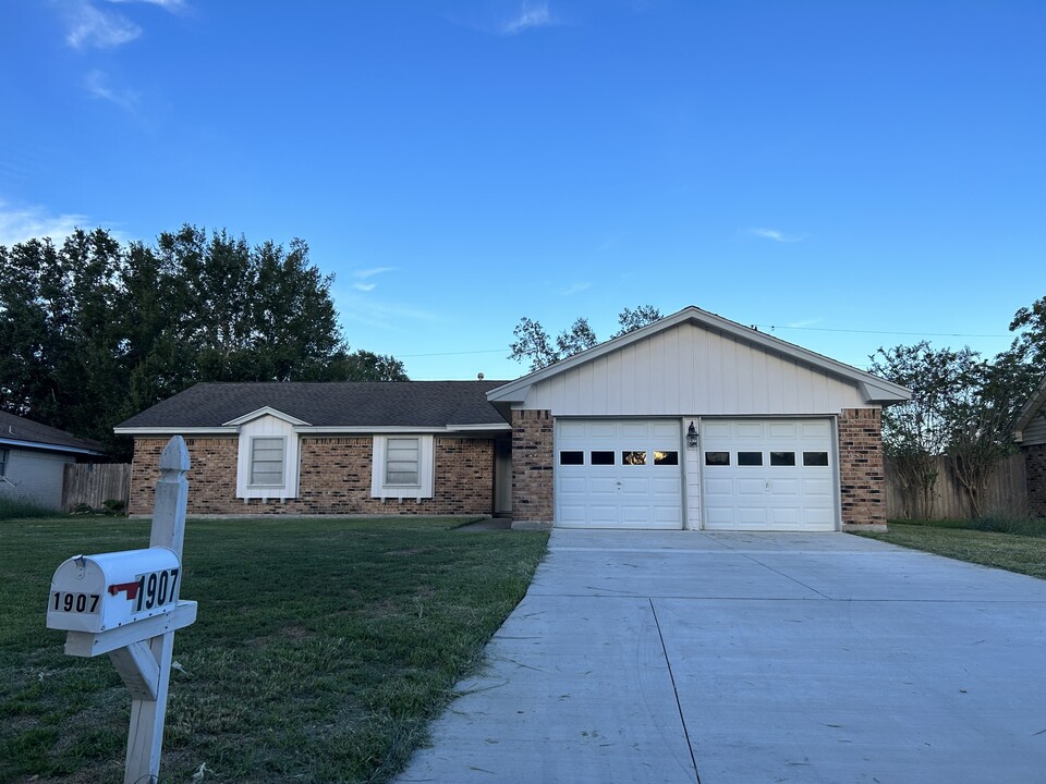 1907 Adams St in Alvin, TX - Building Photo