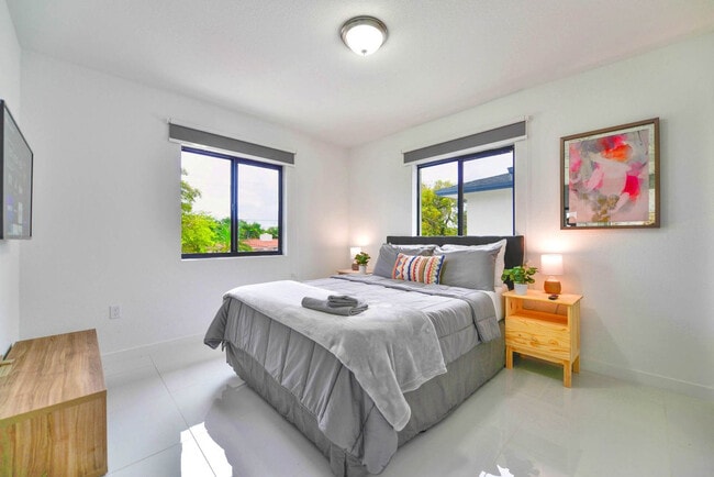 2241 NW 50th St in Miami, FL - Building Photo - Building Photo
