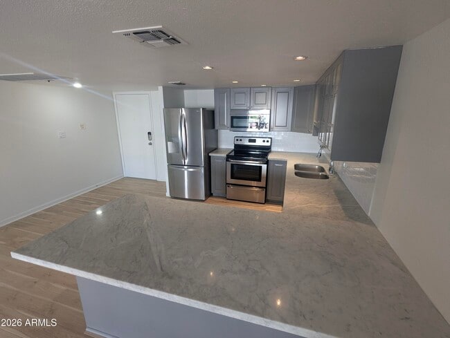 7910 E Camelback Rd in Scottsdale, AZ - Foto de edificio - Building Photo