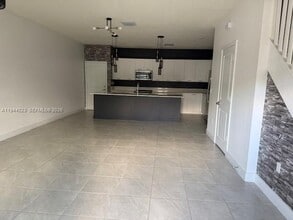 8286 NW 43rd St in Doral, FL - Building Photo - Building Photo