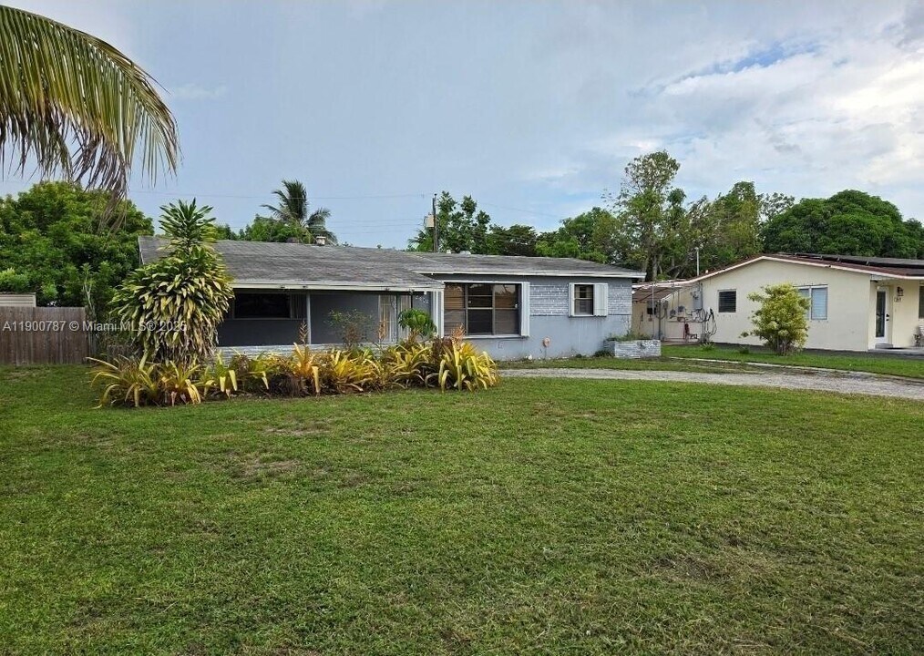 2401 Largo Dr in Miramar, FL - Building Photo