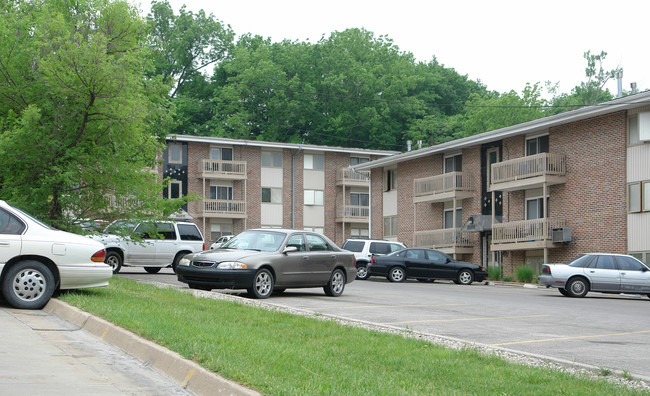 University Terrace Apartments in Lawrence, KS - Foto de edificio - Building Photo