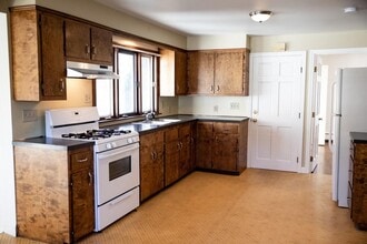 11 Milk St in Bristol, RI - Building Photo - Building Photo