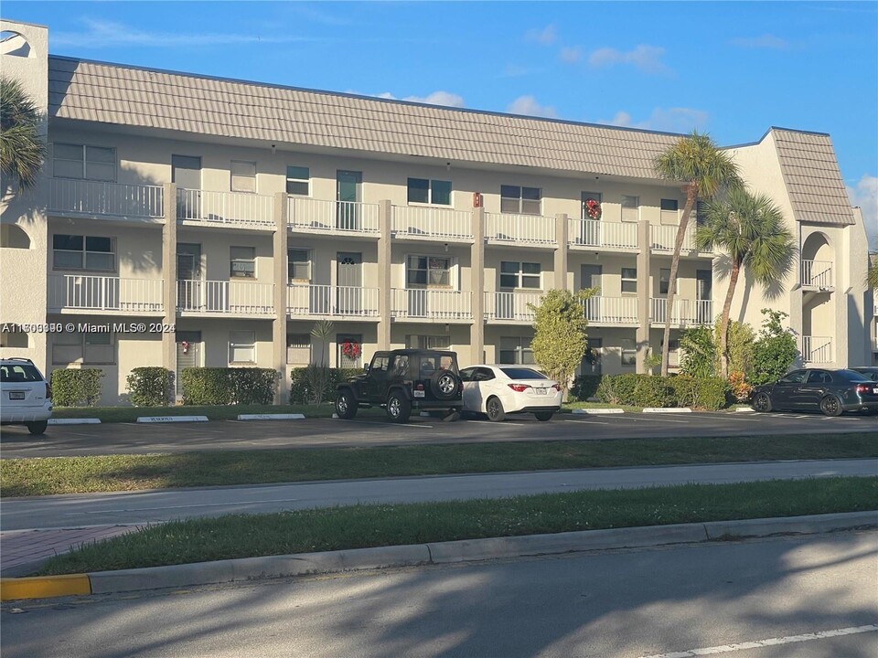 8300 Sunrise Lakes Blvd in Sunrise, FL - Building Photo