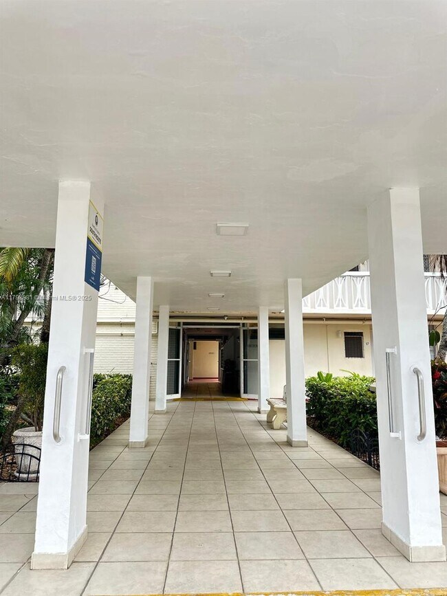 2920 Point E Dr in Aventura, FL - Building Photo - Building Photo