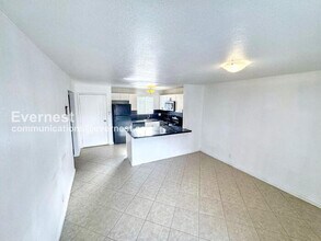 5396 S Swenson St in Las Vegas, NV - Foto de edificio - Building Photo