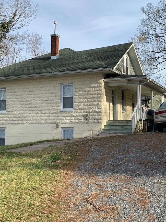 215 N Lewis St in Lexington, VA - Building Photo - Building Photo