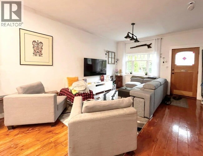 515 Salsbury Dr in Vancouver, BC - Building Photo - Building Photo