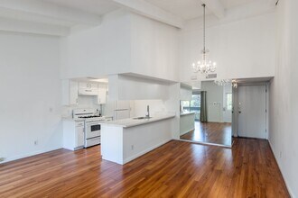 2700 Cahuenga Blvd E in Los Angeles, CA - Building Photo - Building Photo