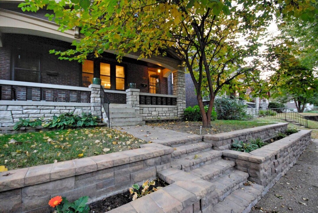 4560 Shenandoah Ave, Unit 1FL in St. Louis, MO - Foto de edificio