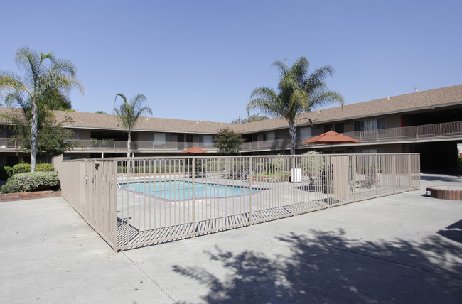 Castilian & Cordova Apartment Homes in Tustin, CA - Foto de edificio - Building Photo