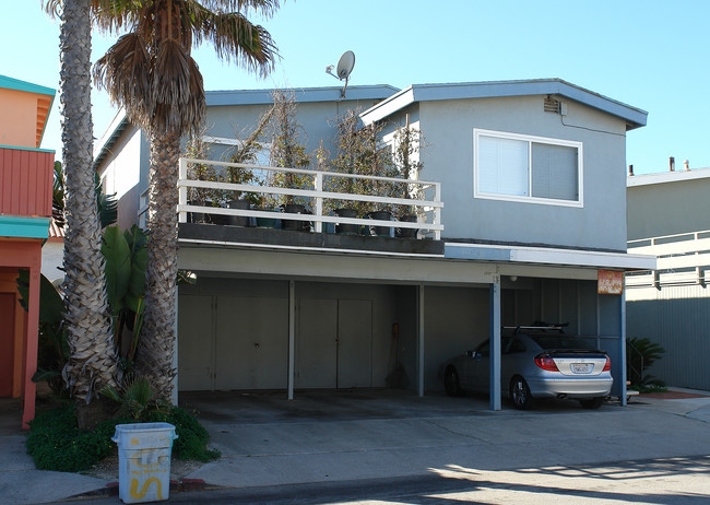 5104 Seashore Dr in Newport Beach, CA - Building Photo - Building Photo