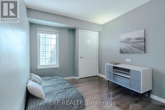 90 Aspen Springs Dr in Clarington, ON - Building Photo - Building Photo
