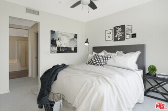 6020 S Seabluff Dr-Unit -303 in Los Angeles, CA - Building Photo - Building Photo