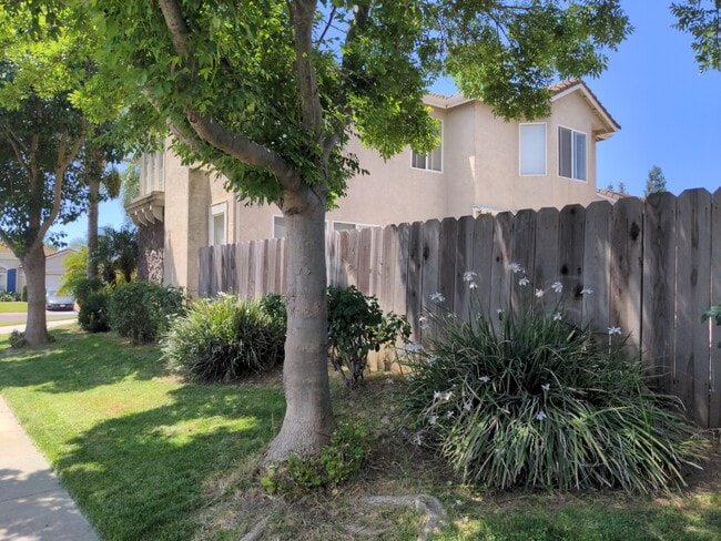 3313 Kee Ln in Modesto, CA - Foto de edificio - Building Photo