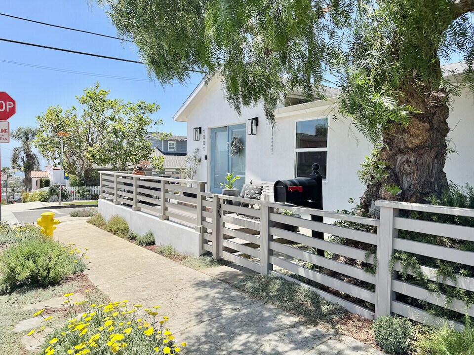 1001 8th Pl in Hermosa Beach, CA - Building Photo
