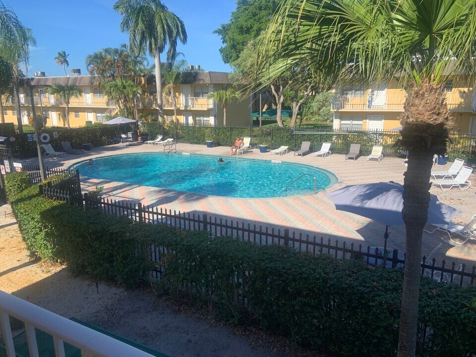 5186 NE 6th Ave in Oakland Park, FL - Building Photo