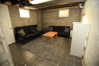 905 Sybil St in Ann Arbor, MI - Foto de edificio - Building Photo